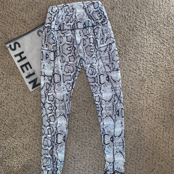 SHEIN snakeskin print workout leggings with pocket - Picture 3 of 12